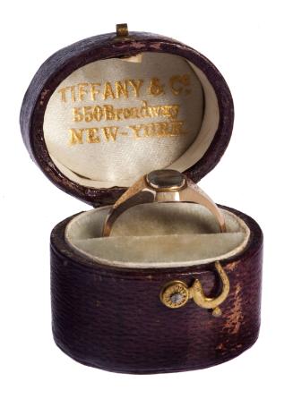 Ring (mourning) in box