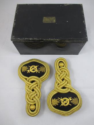 Shoulder knots in storage box