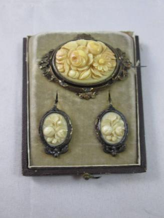 Brooch and earrings in case (demi-parure)