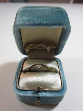 Gimmel ring in box