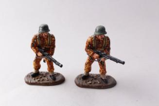  Waffen SS Infiltration Panzer Grenadiers in fall camo advancing