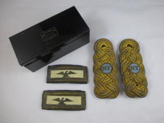 Shoulder knots and straps in box