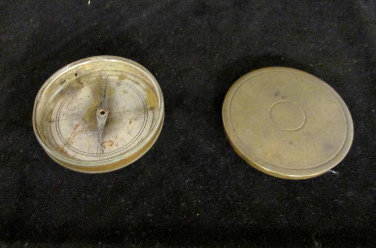 Compass with lid
