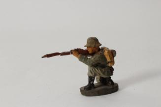WWI German soldier kneeling with rifle